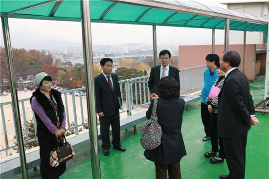 박겸수 강북구청장이 수유중학교를 방문해 학부모로부터 현안에 대해 설명을 듣고 있다.