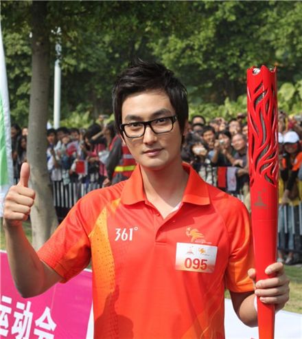 Kangta completes torch relay for Guangzhou Asian Games