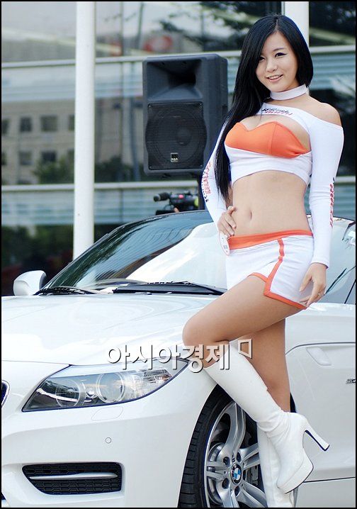 [포토]류지혜, 레이싱걸 옷 입고 강남역 활보?!