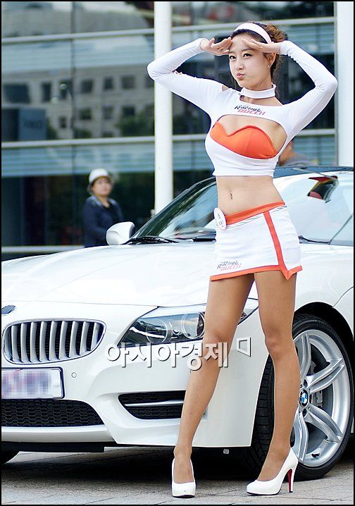 [포토]최슬기, 레이싱걸 옷 입고 강남역 활보?!