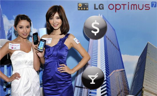 LG전자 모델들이 홍콩 아이스퀘어에서 열린 옵티머스7 홍콩 출시행사에서 제품을 선보이고 있다. 
