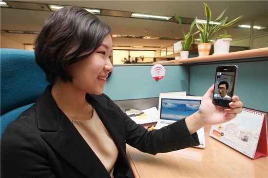 KT 인턴사원인 음혜란씨가 올레타임 도우미로 고객과 아이폰4의 페이스타임기반 영상통화를 하고 있다