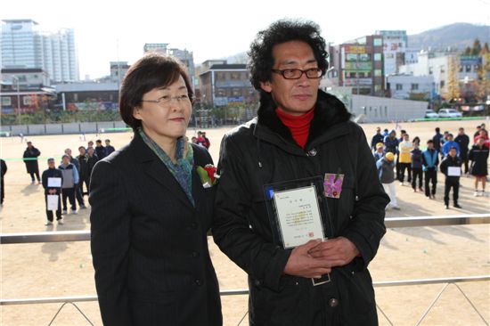신연희 강남구청장(왼쪽)의 족구대회 참석