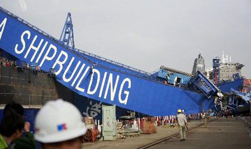 지난 2008년 6월 중국 후동중화조선소에서 발생한 갠트리 크레인(골리앗 크레인) 붕괴사고 현장. 크레인이 무너지면서 건조중이던 선박을 덮쳤다.


