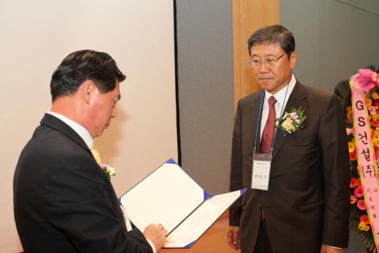 한승구 계룡건설 사장이 한국건축시공학회서 공로상을 수상했다.