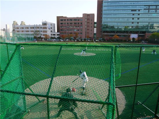 지난 13일 서울 마포구 서강대학교에서는 '제1회 서강-죠치 한일 정기전'이 펼쳐졌다. 이날 오후 대운동장에서 진행된 야구경기에서 죠치대 선수들이 공격을 펼치고 있다.