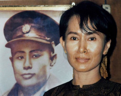 미얀마 아웅산 수치 여사, 9년 만에 국경일 행사 참석
