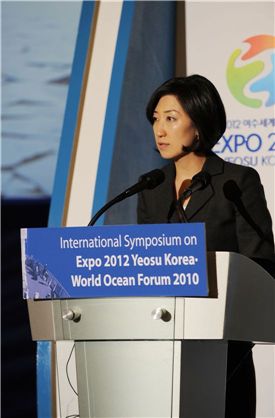 최은영 한진해운 회장이 15일 부산 벡스코 컨퍼런스홀에서 열린 국내 최대 해양 컨벤션 행사 '2010 세계해양포럼'에 공동의장 자격으로 참석해 개막 선언을 하고 있다.