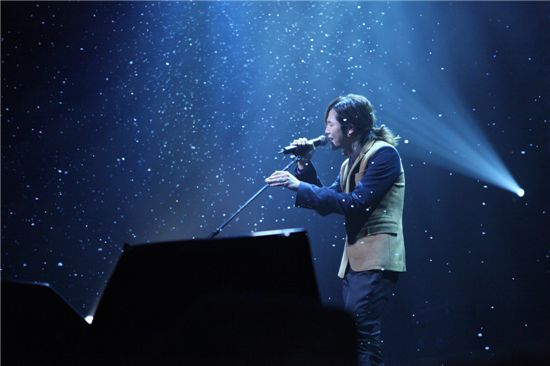 Jang Keun-suk holds first show of Japanese tour in Fukuoka