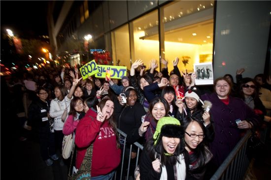Fans of boy band JYJ wait in line for the boys' showcase for their first global album "The Beginning" held at the Hammerstein Ballroom in New York, U.S.A on November 12, 2010. [Prain Inc.]