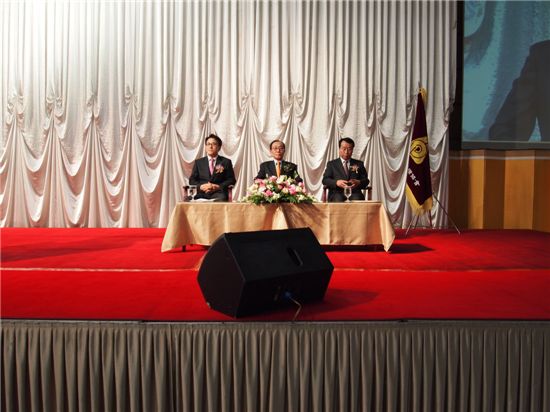 제12대 한국감정평가협회장 후보로 나선 박강수,유상열, 김영도 후보(왼쪽부터)가 유세에 앞서 후보 자리에 앉아 있다.