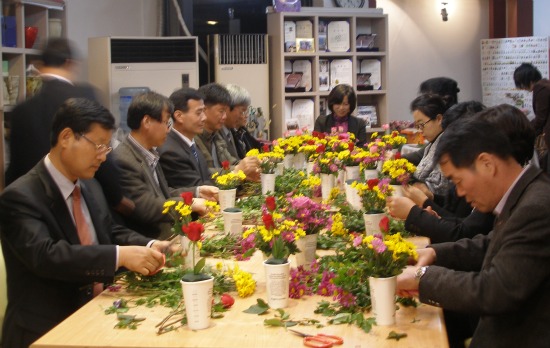 중소기업이업종 대전충남연합회 E&B 교류회, 부경 교류회 회원들이 정성껏 꽃을 만들어 노인병원에 전달했다. 