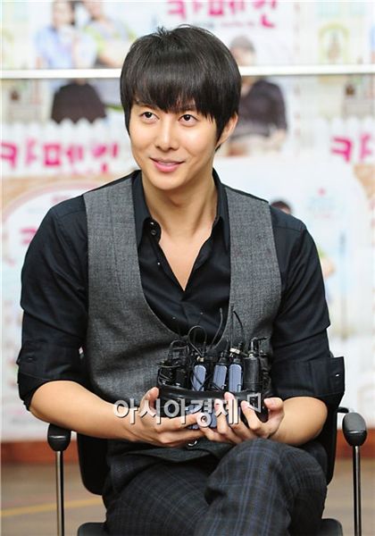 SS501 member Kim Hyung-joon speaks to reporters during a press conference for musical "Cafe In" held at the show's rehearsal studio in Seoul, South Korea on November 15, 2010. [Park Sung-ki/Asia Economic Daily]