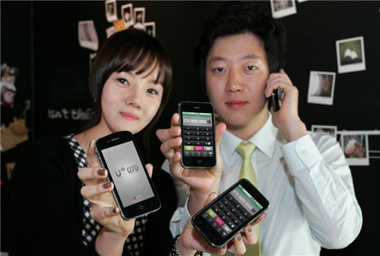 LG유플러스 직원들이 아이폰과 갤럭시S 등 타사 스마트폰에서도 사용가능한 U+070 인터넷전화 서비스를 시연하고 있다.