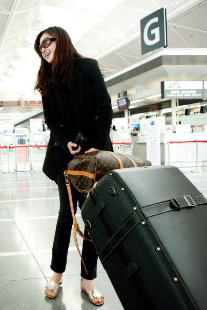 공현주, '올블랙'으로도 공항에서 빛날 수 있어요