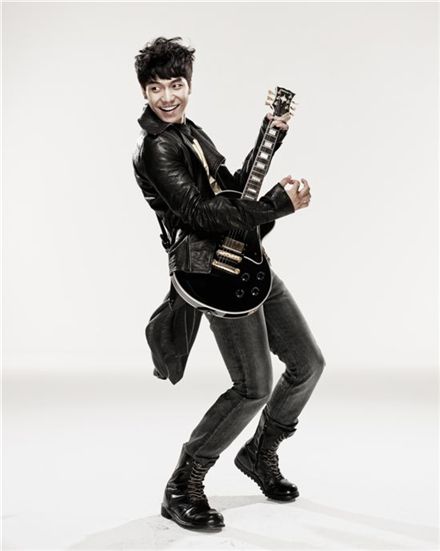 Korean singer and actor Lee Seung-gi [Hook Entertainment]