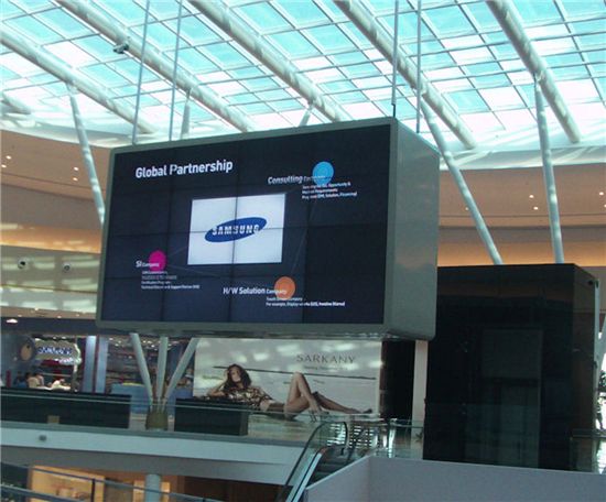 아르헨티나 초대형 쇼핑몰 토르투가에 설치된 삼성전자의 정보표시 대형 모니터(LFD)의 모습.