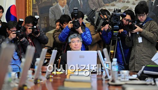 [포토] 기자들에게 둘려쌓인 김중수 총재