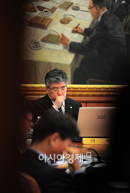 [포토] 고민하는 김중수 총재