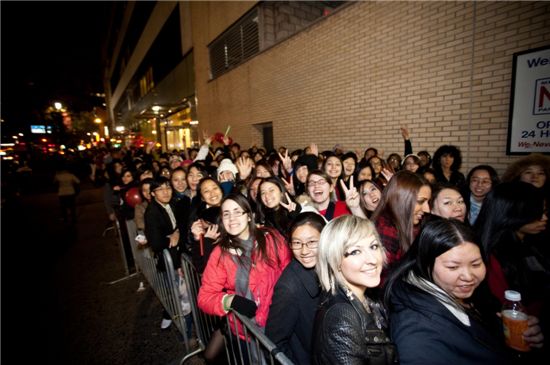 Fans of boy band JYJ in line for their showcase in Las Vegas on November 14, 2010. [Prain Inc.]