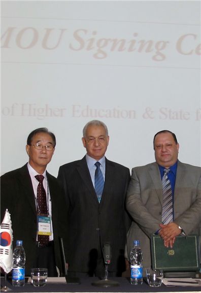 이집트 카이로에서 열린 MOU 체결식 현장. 왼쪽부터 KISTEP 이준승 원장, 이집트 고등교육과학연구부 하니 헤랄(Hani Helal) 장관, 마지드 알 쉐르비니(Maged AL-Sherbiny) 차관.