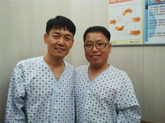 병실에서 환하게 웃고 있는 김세곤씨(왼쪽)와 이용렬 신호제어파트장(오른쪽). 