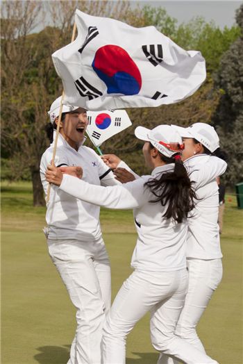  한정은(왼쪽) 등 골프 한국여자국가대표팀이 2010 세계아마추어골프팀선수권대회 우승 당시 환호하는 모습.