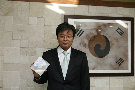 김우영 은평구청장이 G20 정상회의 동안 세계종교지도자들의 진관사 사찰전통음식 시연회 내용을 CD로 담아 전달해 좋은 반응을 얻었다.