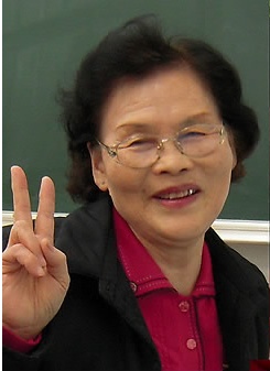 2011학년도 대학수학능력시험에 응시하는 박봉월(75) 할머니.