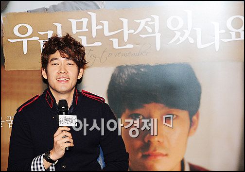 [포토]기자들 질문에 답하는 박재정