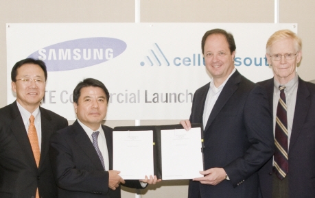 삼성전자 네트워크사업부장 김운섭 부사장(왼쪽에서 두 번째)과, 셀룰러사우스 후 미나(Hu Meena, 왼쪽에서 세 번째) CEO가 LTE장비 공급계약을 체결하고 있다.