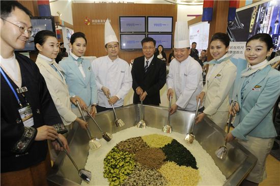 대한항공은 18일 중국 상하이 상하이 ‘뉴 인터내셔널 엑스포 센터’에서 열린 ‘CITM 2010 중국 국제 여유 교역회’에서 한식 기내식 메뉴인 비빔밥을 선보이는 행사를 개최했다.
