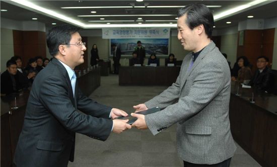 김성환 노원구청장(왼쪽)이 교육영향평가 자문위원에게 위촉장을 주고 있다.