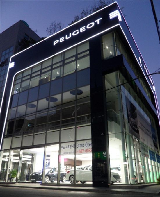 푸조 공식 수입원인 한불모터스는 서울모터스를 서초지역 딜러로 선정하고 14번째 전시장을 개설했다.
