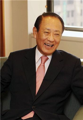 외환은행 인수를 공언한 김승유 하나금융지주 회장이 집무실에서 파안대소하고 있다.