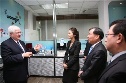 닐 오펜 직접판매협회세계연맹(WFDSA) 회장(왼쪽)이 서울대학교 내에 위치한 웅진코웨이의 연구개발센터를 방문해 회사 관계자들과 이야기를 하고 있다. 