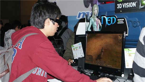 19일 부산 '지스타 2010' 현장에서 한 관람객이 3D PC로 게임을 즐기고 있다.