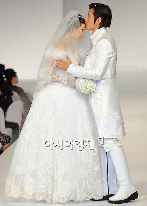 [포토]이병헌, 김희선에게 '이마에 키스를'