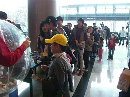 대한민국 중소기업 히트제품 페스티벌을 관람하러 온 소비자들이 입구 앞에서 열린 경품 추첨 이벤트에 참여하기 위해 줄을 서 있다.