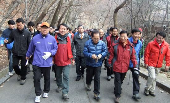 자유선진당이 21일 충남 계룡산에서 전당대회급 등반대회를 갖고 총선 승리를 다짐했다.
