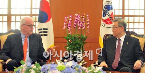 [포토] 김성환 외교부 장관 만나는 보스워즈