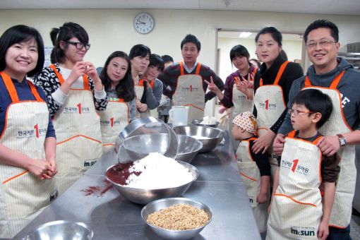 동아원 봉사단, 공부방 아이들 위한 '사랑의 빵 만들기'