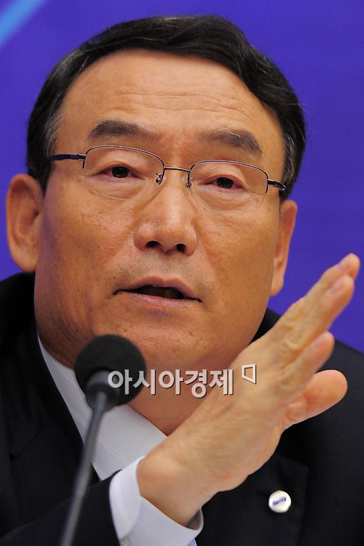 [포토]취재진의 질문에 답하는 KBS 김인규 사장