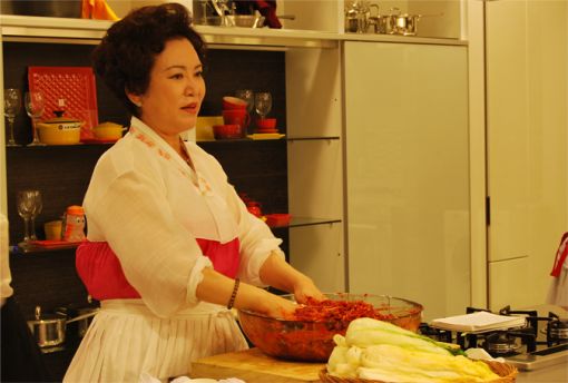 김순자 한성식품 대표가 지난 15일 현대백화점 문화센터 킨텍스점에서 김치 담그기 비법을 시연하고 있다.