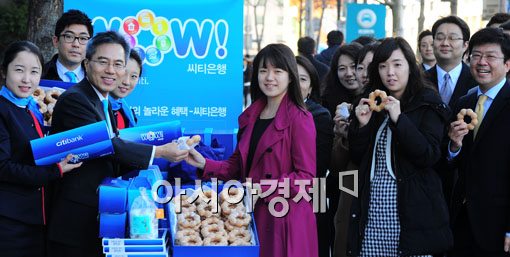 [포토] '든든한 WOW 도넛먹고 힘내세요~'