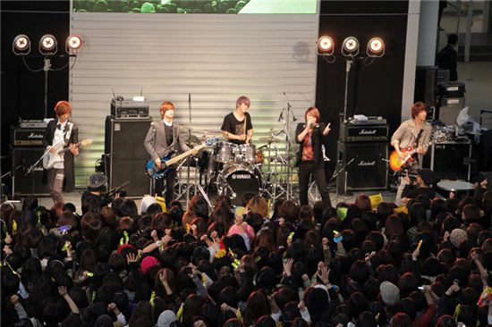 FT Island promotes 3rd Japanese single over the weekend