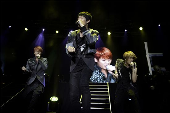 Korean boy band JYJ performing at the Galen Center in Los Angeles on November 19. [Prain Inc.]