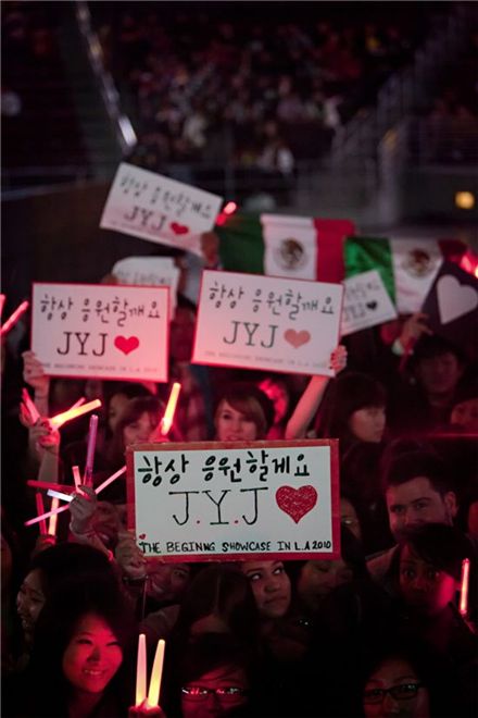 Fans cheer on JYJ during their final show for the global showcase at the Galen Center in Los Angeles. [Prain Inc.]