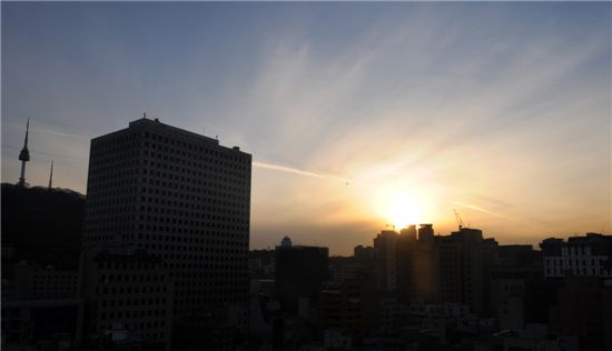 [포토]서울 상공 지나간 전투기궤적 서해로~