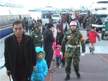 23일 오후 북한의 연평도 포격 직후 탈출한 주민들이 인천 연안부두에 도착했다. 